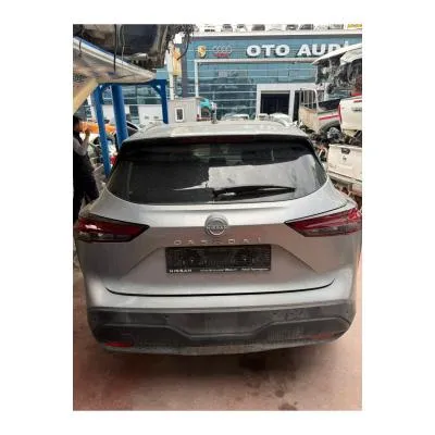 nissan qashqai bagaj kapağı